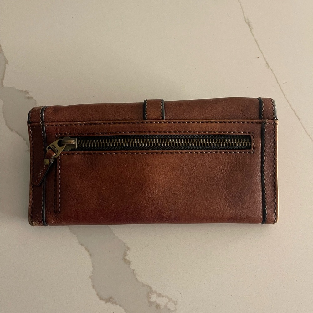 Fossil Vintage Revival Reissue Brown Leather Wallet with Signature Buckle - Picture 3 of 12